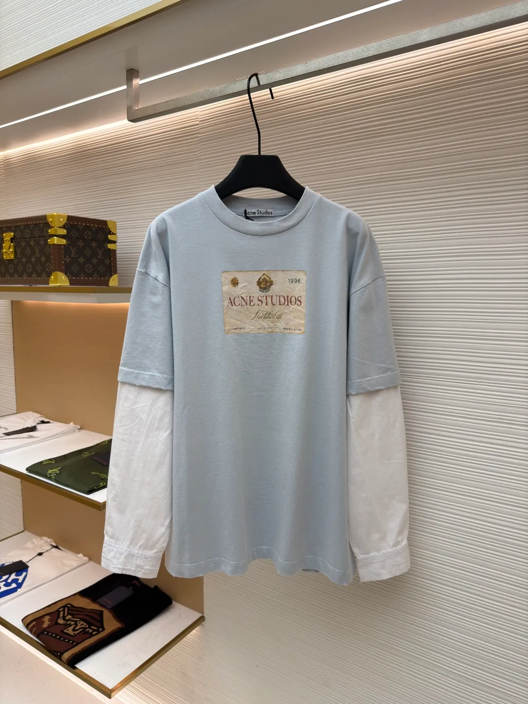Acne Studios coin letter fake two-piece long sleeves ●Authentic product: purchased and developed by 2319 ●Item number: 1680854-A50 ●Fabric: long-staple cotton fabric ●Technology: positioning cutting machine ●Version: loose version ●Weight: about 375 grams ●Size: S-M-L-XL ●Description: High-density 60-count 100% long-staple cotton, light and crisp! It is breathable and soft and creates a fake two-piece effect that is very fashionable on the upper body. It creates a relaxed and casual feeling and the hem hangs naturally, which is a perfect crotch-covering artifact. The hem is a simple double-stitched hem! The irregular distressed and frayed colors echo the collar and cuffs, the overall alignment is straight and delicate, the fabric is comfortable and soft, and the color is consistent with no color difference. It can be matched with the same style to create a fashionable look, and can be used in various occasions. Customized accessories, complete with three standards, same style for men and women!